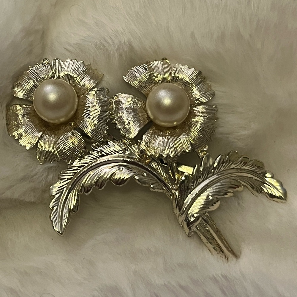 Silver tone Floral Brooch with Pearls